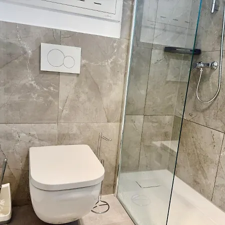 Апартаменты Spacious Ground Floor With Patio *