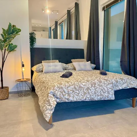 Апартаменты Spacious Ground Floor With Patio Винер-Нойдорф