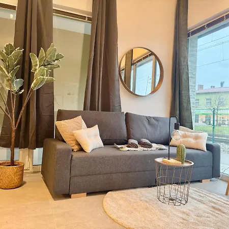 Апартаменты Spacious Ground Floor With Patio Винер-Нойдорф